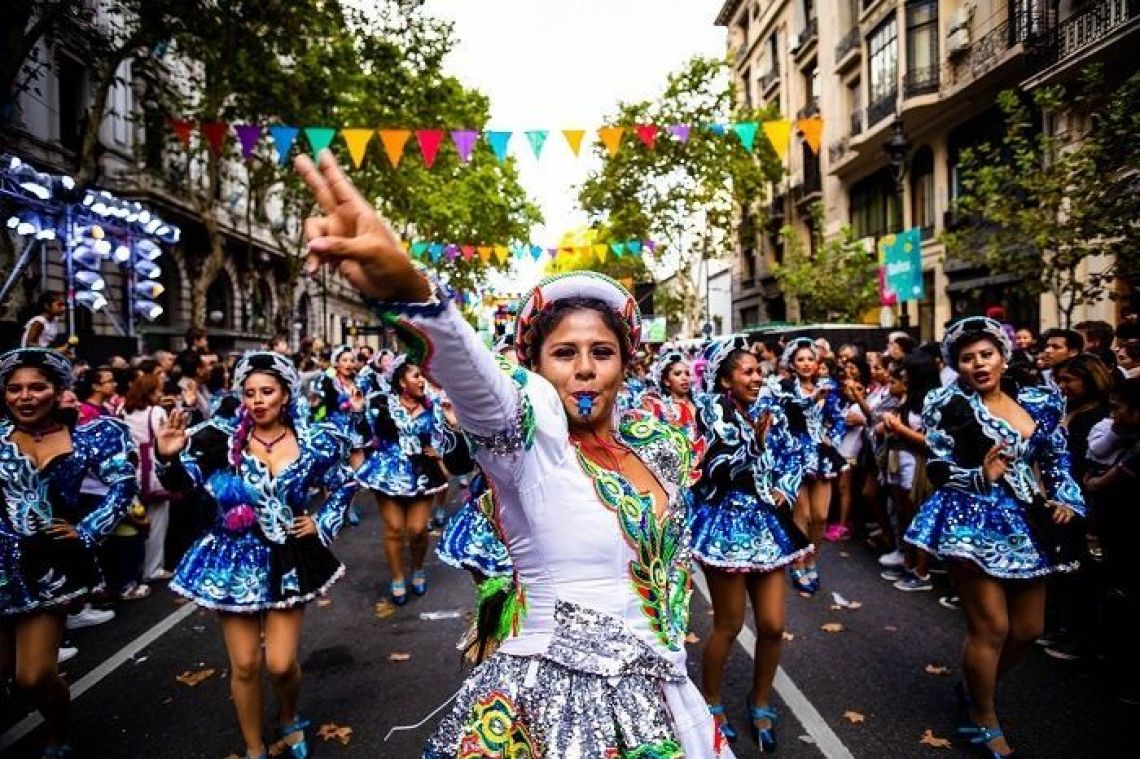 Carnaval porteño Desfilaron 111 murgas Hotel Panamericano Buenos Aires